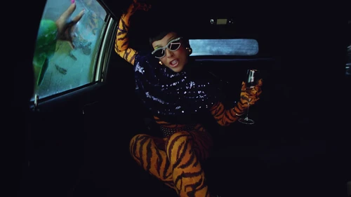 doja_cat___jealous_type_official_video_frame_50.webp