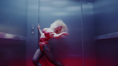 doja_cat___jealous_type_official_video_frame_61.webp