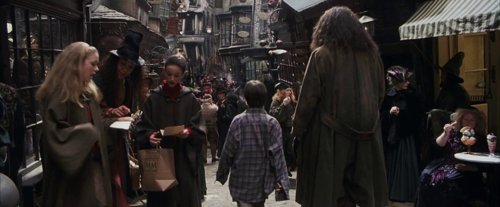 harry_potter_and_the_sorcerer's_stone_frame_1738718640.157229.jpg