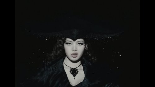 lisa_-_born_again_feat._doja_cat_&_raye_(official_music_video)_frame_18.018.jpg