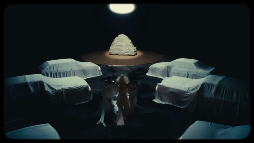 lisa_-_born_again_feat._doja_cat_&_raye_(official_music_video)_frame_195.195.jpg