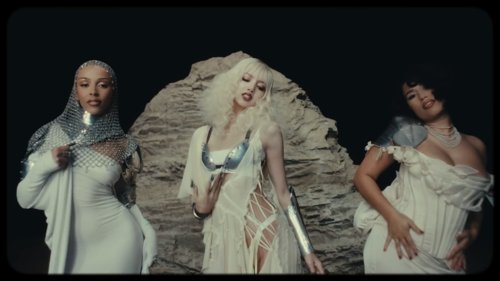 lisa_-_born_again_feat._doja_cat_&_raye_(official_music_video)_frame_210.21.jpg