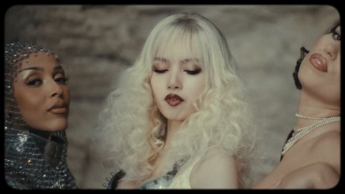 lisa_-_born_again_feat._doja_cat_&_raye_(official_music_video)_frame_219.219.jpg