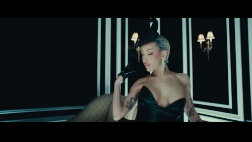lisa_-_born_again_feat._doja_cat_&_raye_(official_music_video)_frame_33.033.jpg