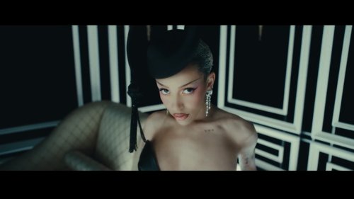 lisa_-_born_again_feat._doja_cat_&_raye_(official_music_video)_frame_42.042.jpg