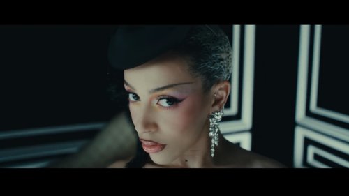 lisa_-_born_again_feat._doja_cat_&_raye_(official_music_video)_frame_51.051.jpg
