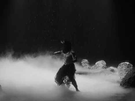 little_simz_-_flood_(official_music_video)_frame_116.0.webp
