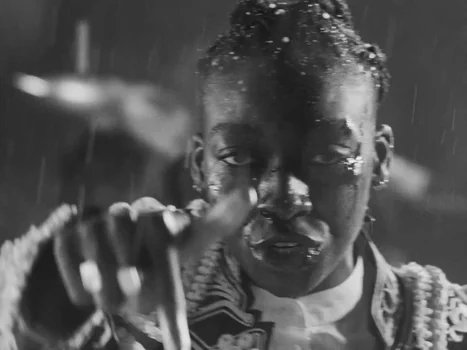 little_simz_-_flood_(official_music_video)_frame_118.0.webp