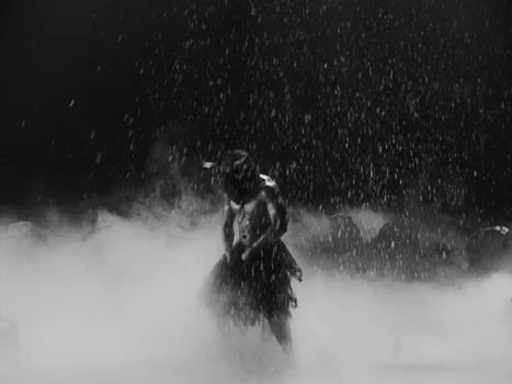 little_simz_-_flood_(official_music_video)_frame_142.0.webp
