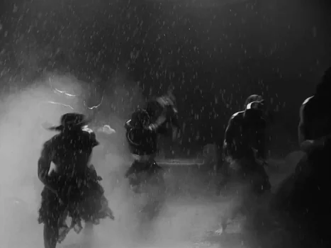 little_simz_-_flood_(official_music_video)_frame_188.0.webp