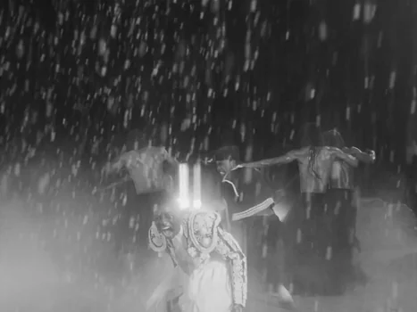 little_simz_-_flood_(official_music_video)_frame_200.0.webp