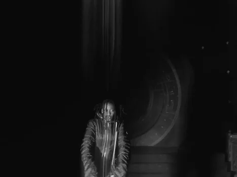 little_simz_-_flood_(official_music_video)_frame_44.0.webp