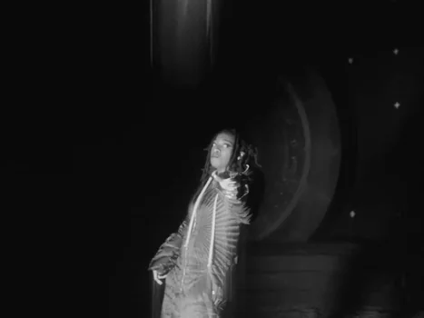 little_simz_-_flood_(official_music_video)_frame_66.0.webp