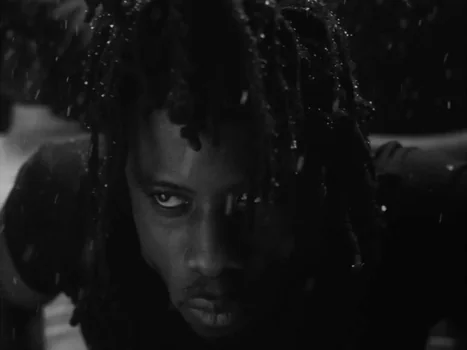 little_simz_-_flood_(official_music_video)_frame_70.0.webp