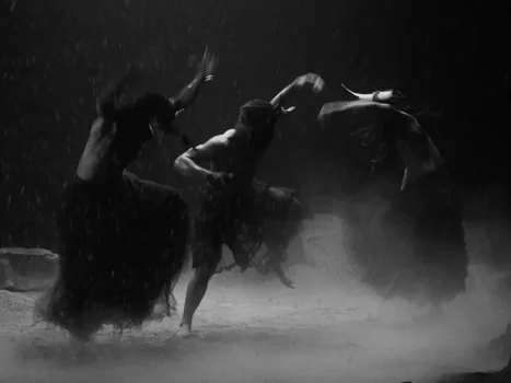 little_simz_-_flood_(official_music_video)_frame_84.0.webp
