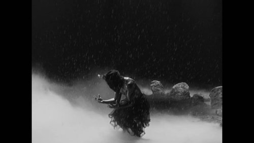 little_simz_-_flood_(official_music_video)_frame_114.0.jpg
