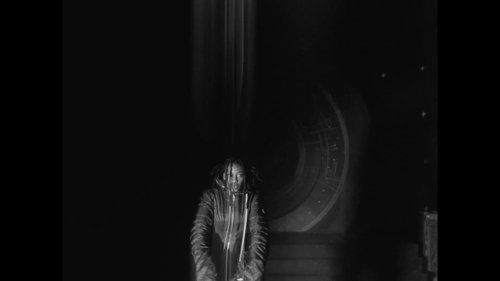 little_simz_-_flood_(official_music_video)_frame_44.0.jpg