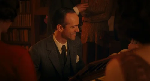 midnight_in_paris_frame_1739129071.2703028.webp