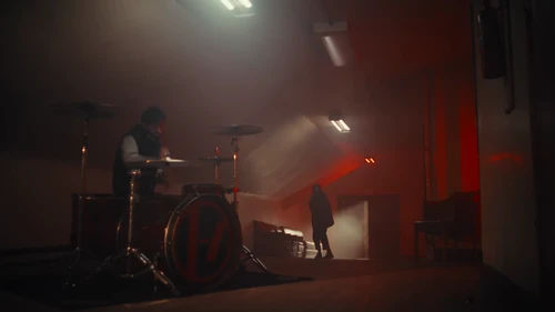 twenty_one_pilots___overcompensate_official_video_frame_121.webp
