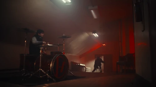 twenty_one_pilots___overcompensate_official_video_frame_60.webp