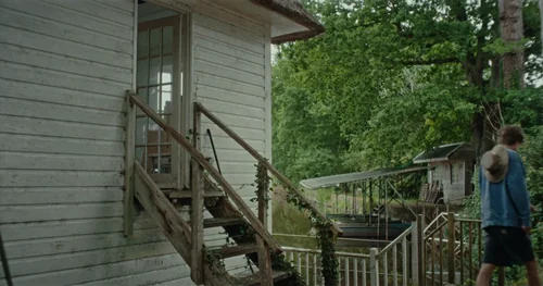 woody___let_me_go_official_video_frame_120.webp